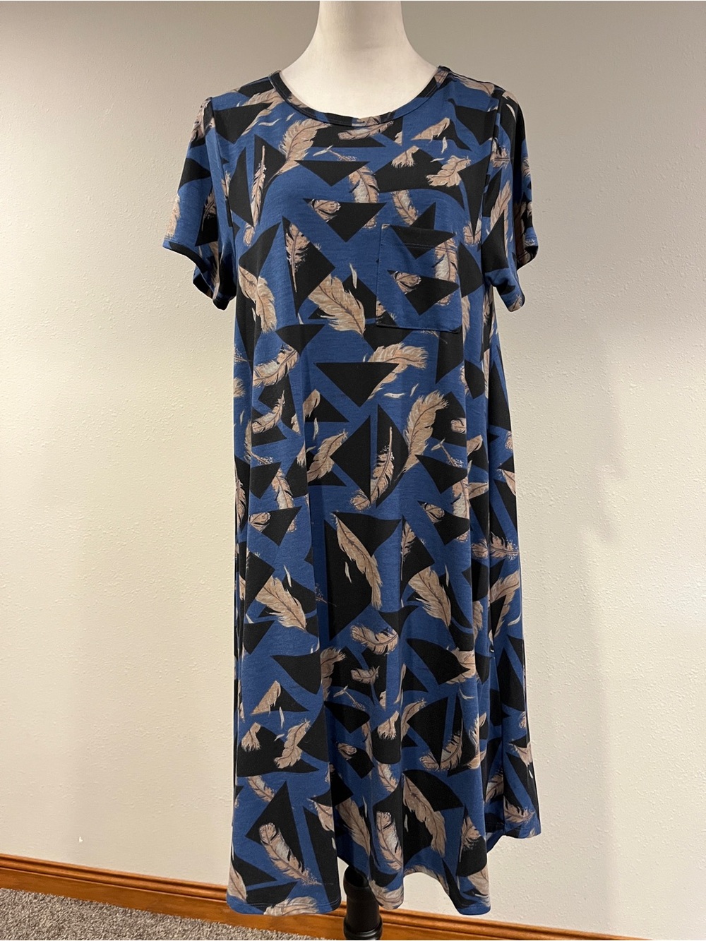 LuLaRoe Carly feather print Casual hi-low Midi dress size Medium